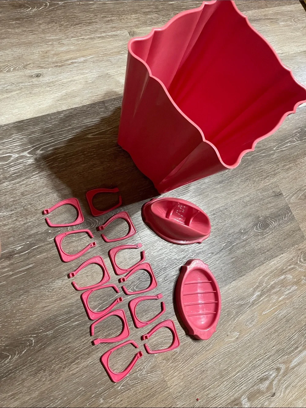 Vintage 50’s/60’s Pink Retro Bathroom accessories - Schwarz Bros Plastic